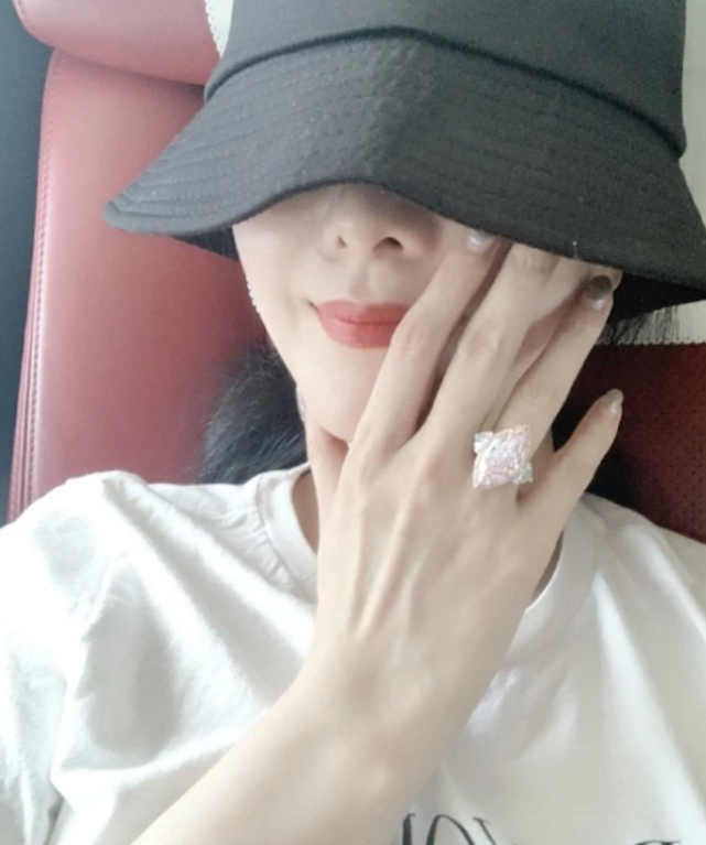 范冰冰|继新恋情后范冰冰又被传怀孕，她翻白眼回应谣言，这一细节证明她并无身孕