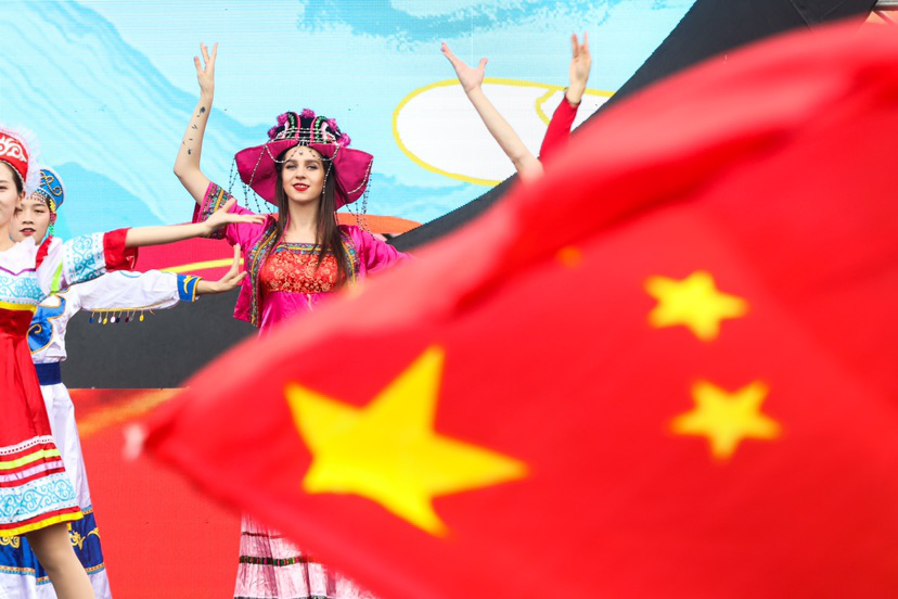 苗族少女挑战吉尼斯赤脚走大刀56个民族传递巨幅国旗为祖国狂欢