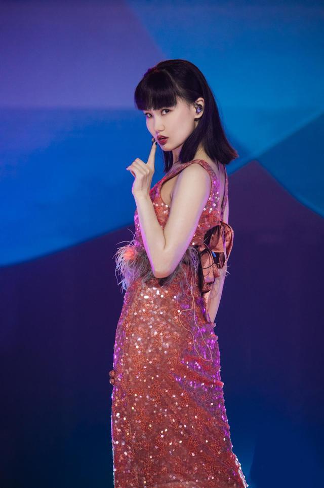 黄龄|黄龄继摔下舞台后险在机场晕倒，获医务人员急救，网友表示太心疼