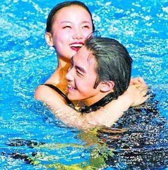 黄龄|黄龄继摔下舞台后险在机场晕倒，获医务人员急救，网友表示太心疼