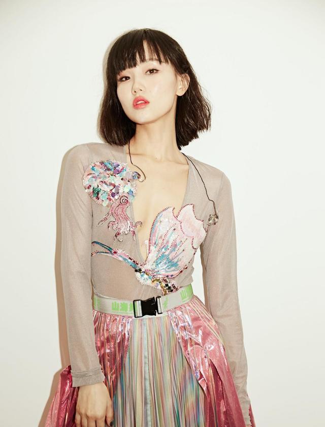 黄龄|黄龄继摔下舞台后险在机场晕倒，获医务人员急救，网友表示太心疼