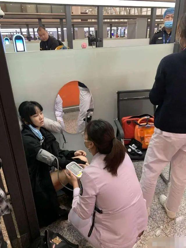 黄龄|黄龄继摔下舞台后险在机场晕倒，获医务人员急救，网友表示太心疼