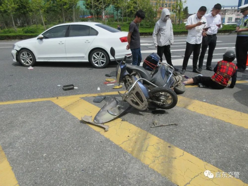 启东一女子骑电动车逆行撞上汽车…_腾讯新闻