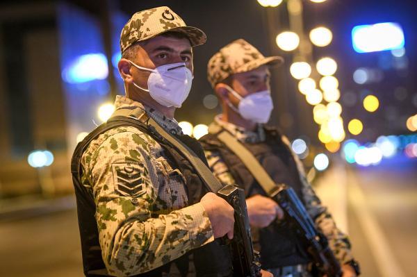 当地时间2020年9月28日,阿塞拜疆巴库,宵禁期间,军人和警察在街道上