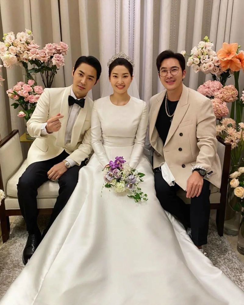 是空姐,是今年五月公布以手写信的形式告知粉丝的;junjin的结婚消息