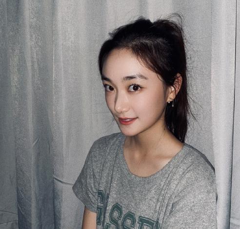 孙俪|孙俪妹妹疑不满合照被人公开？爆粗口怼发照同学后秒删，脾气火爆