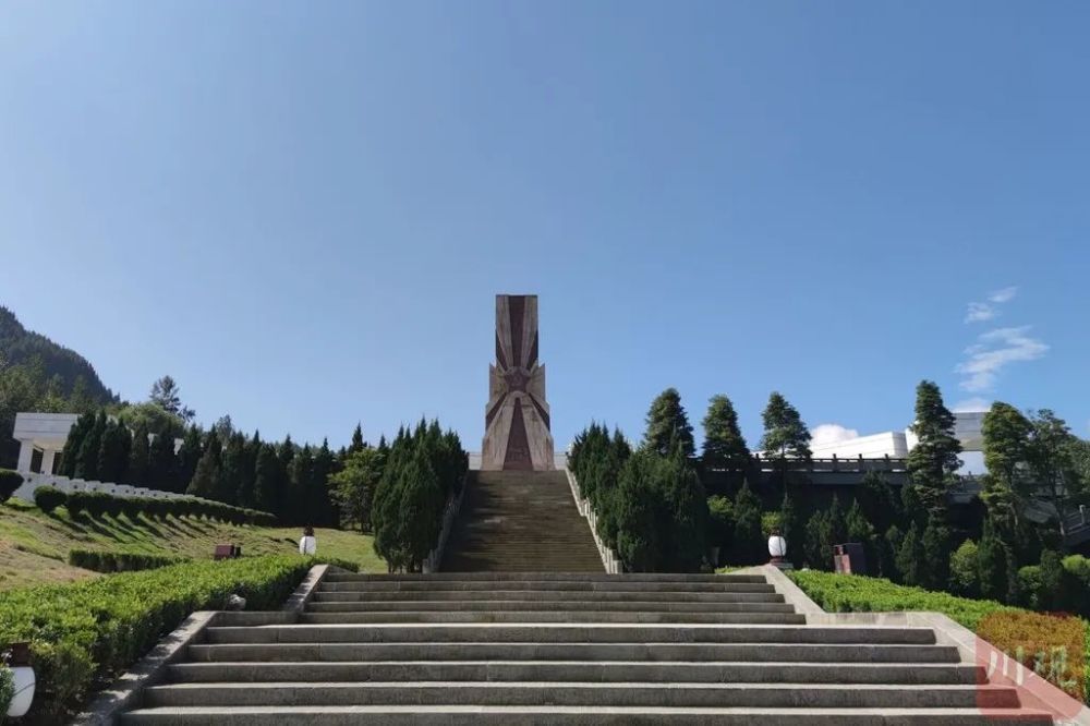 我省隆重举行向人民英雄敬献花篮仪式