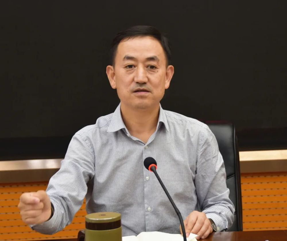 会上,杨肇晖就"两节"期间安全生产工作进行安排部署,对道路交通,尾矿