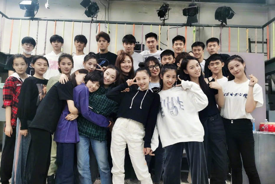 孙俪|孙俪妹妹疑不满合照被人公开？爆粗口怼发照同学后秒删，脾气火爆