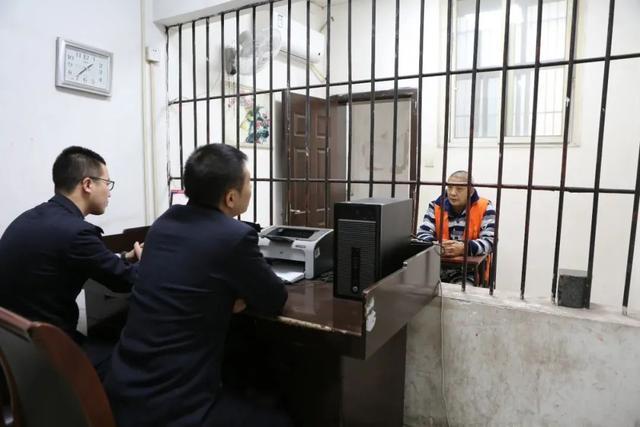 重庆黑老大王平获死刑隧道枪战子弹满天飞将车射成麻子脸