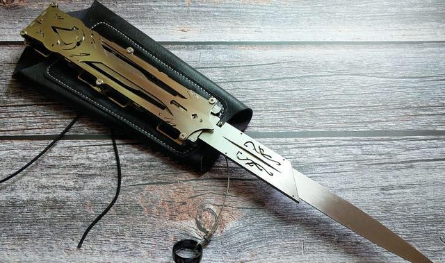 袖剑出自《孤岛危机》系列,作为先知的经典战斗服,纳米生化服有着隐身