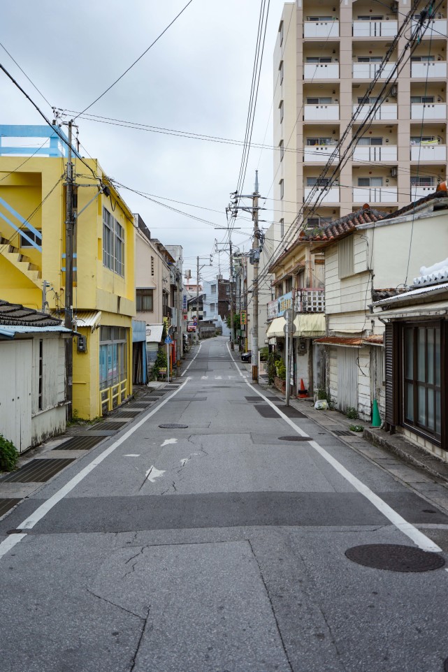 实拍冲绳居民区,略显破败凌乱,到底是别墅区,还是城中村?
