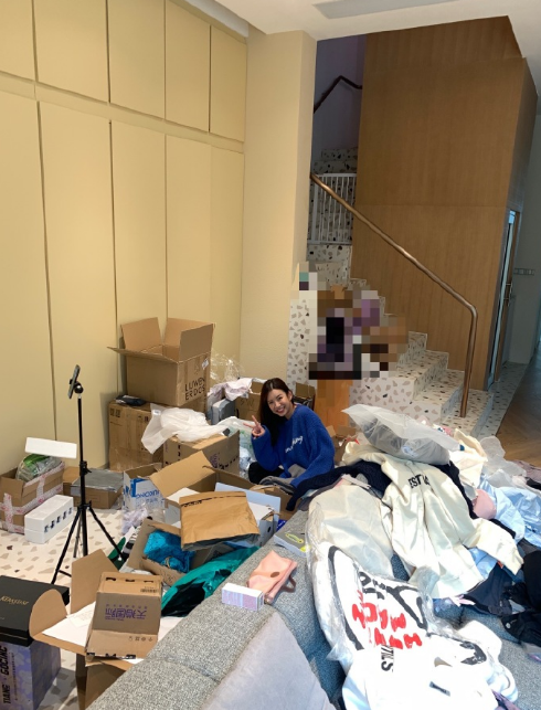 张子萱|张子萱晒开箱幕后照，快递纸箱扔一地，衣服鞋子堆一块显邋遢
