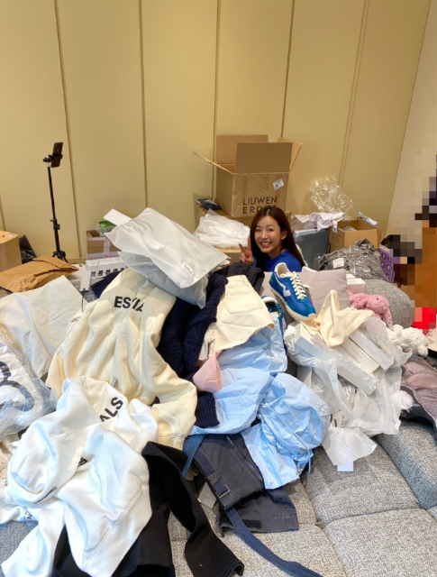 张子萱|张子萱晒开箱幕后照，快递纸箱扔一地，衣服鞋子堆一块显邋遢