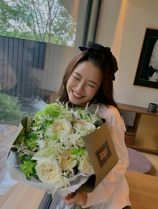 张子萱|张子萱晒开箱幕后照，快递纸箱扔一地，衣服鞋子堆一块显邋遢