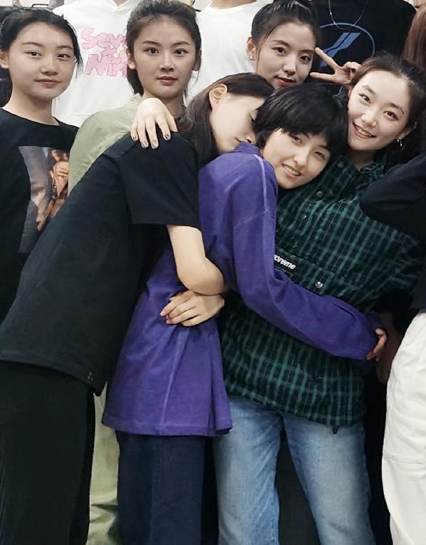 北电|北电实验班合影曝光，孙俪妹妹稳居C位，怀抱张子枫夏梦排面足