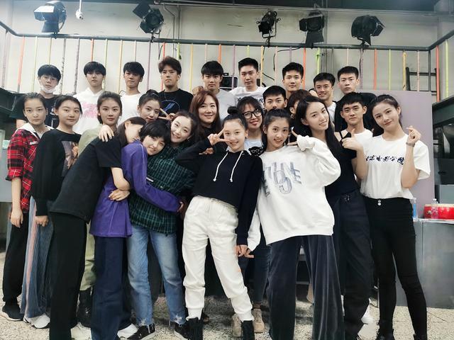 北电|北电实验班合影曝光，孙俪妹妹稳居C位，怀抱张子枫夏梦排面足