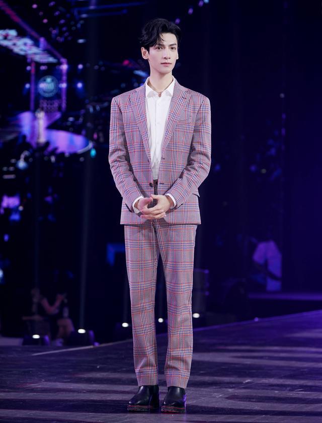 罗云熙|罗云熙出演霸道总裁，身高却和女演员差不多，太出戏了