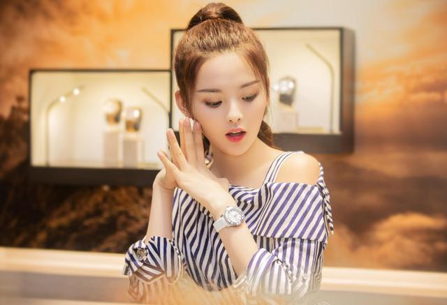 杨超越|闻袜子、闻腋下、打呼噜，小仙女杨超越这也太“接地气”了吧？