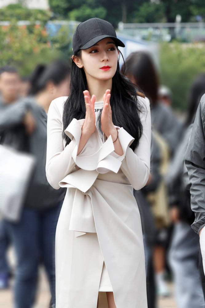 迪丽热巴|热巴新戏开机！穿学院风套装少女感满满，与杨洋同框两人配一脸