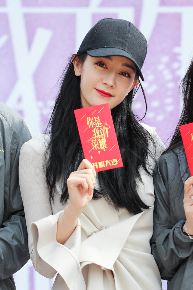 迪丽热巴|热巴新戏开机！穿学院风套装少女感满满，与杨洋同框两人配一脸