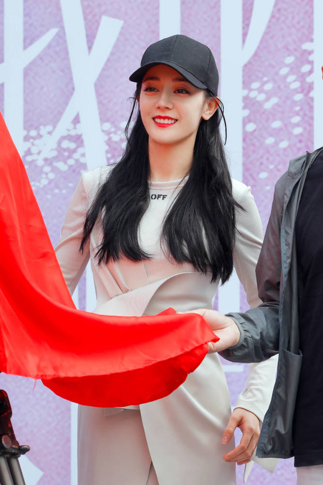 迪丽热巴|热巴新戏开机！穿学院风套装少女感满满，与杨洋同框两人配一脸