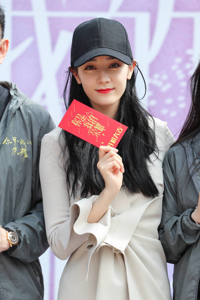 迪丽热巴|热巴新戏开机！穿学院风套装少女感满满，与杨洋同框两人配一脸