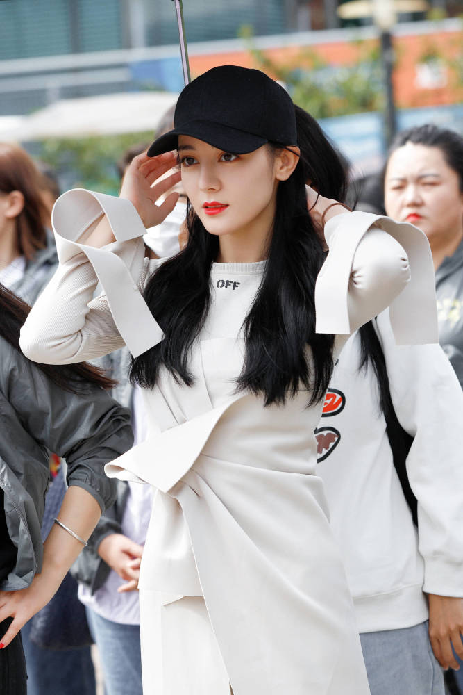 迪丽热巴|热巴新戏开机！穿学院风套装少女感满满，与杨洋同框两人配一脸