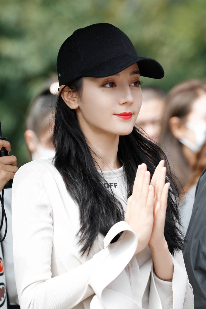 迪丽热巴|热巴新戏开机！穿学院风套装少女感满满，与杨洋同框两人配一脸