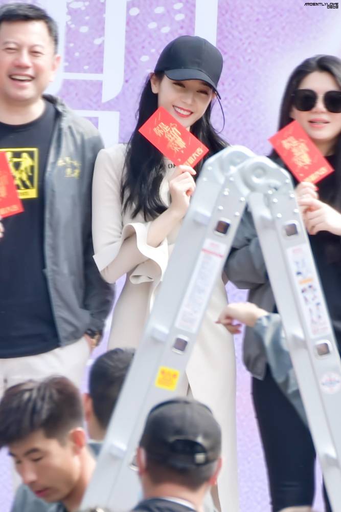 迪丽热巴|热巴新戏开机！穿学院风套装少女感满满，与杨洋同框两人配一脸