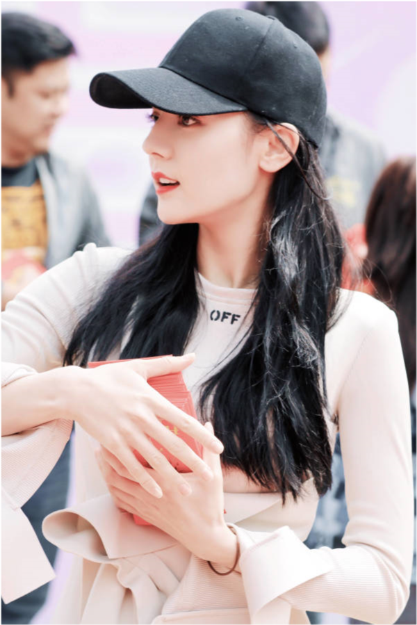 迪丽热巴|热巴新戏开机！穿学院风套装少女感满满，与杨洋同框两人配一脸