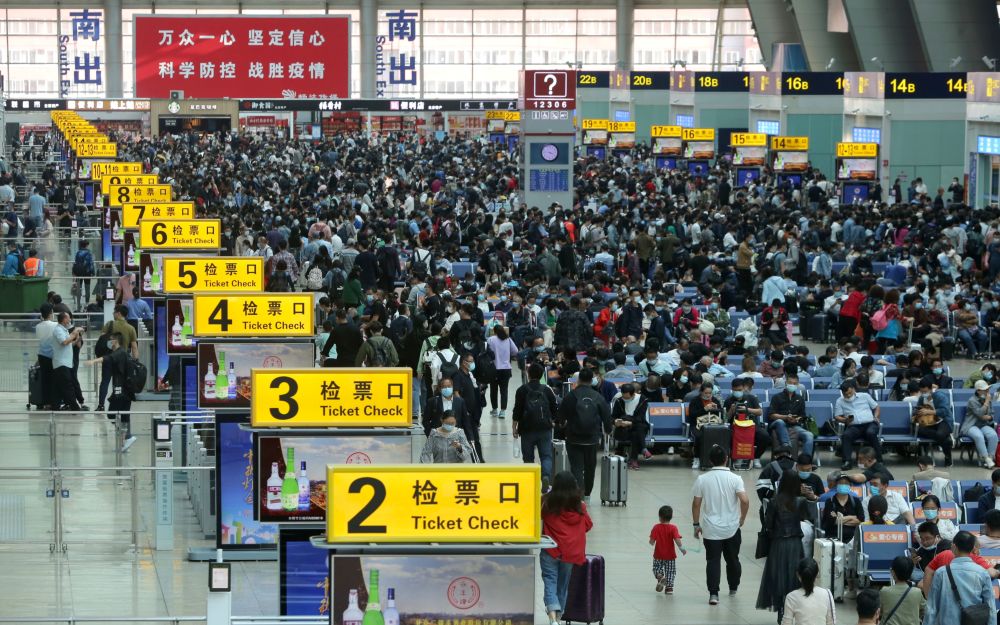 郑新洽|国庆假期将至市民错峰出行 北京南站电梯可手势、语音呼唤