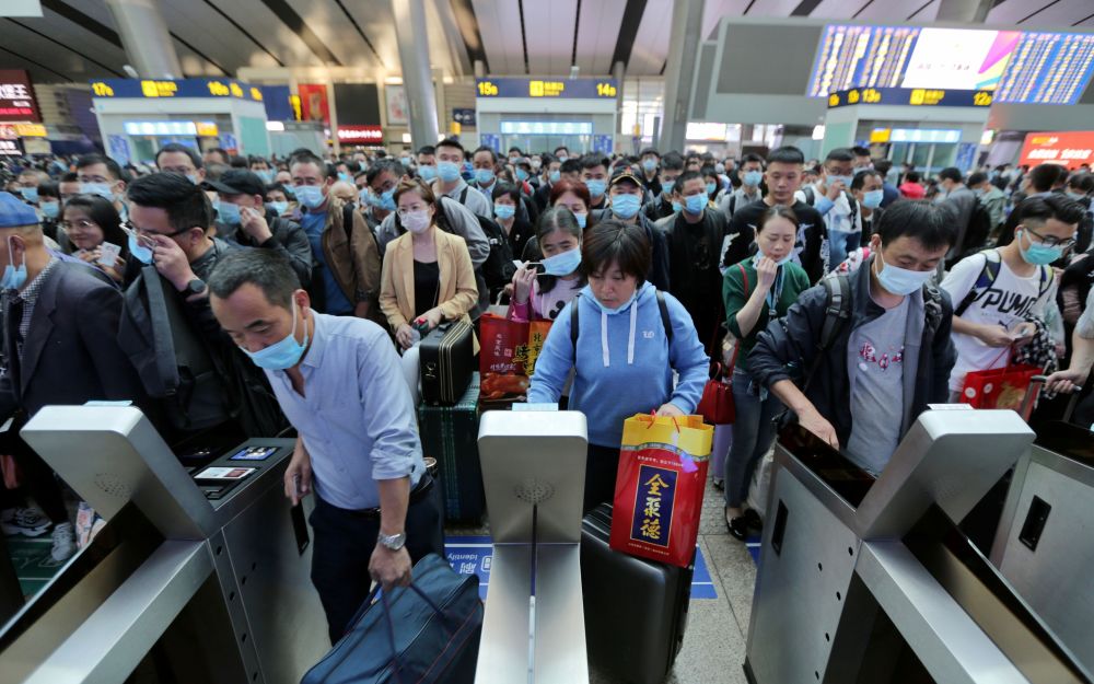 郑新洽|国庆假期将至市民错峰出行 北京南站电梯可手势、语音呼唤