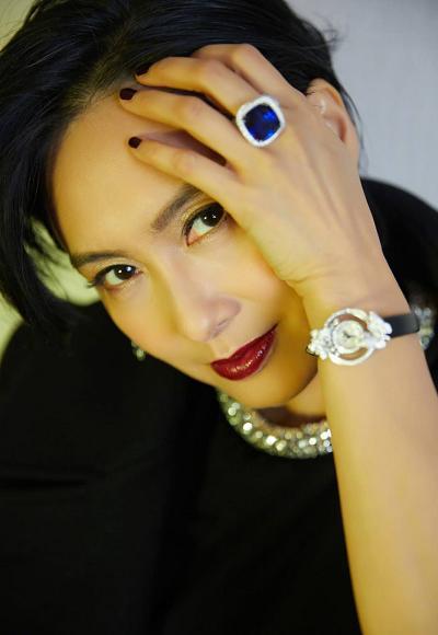 49岁朱茵久违露面!穿黑色衬衣裙皮肤黑成路人,短发造型超有气质