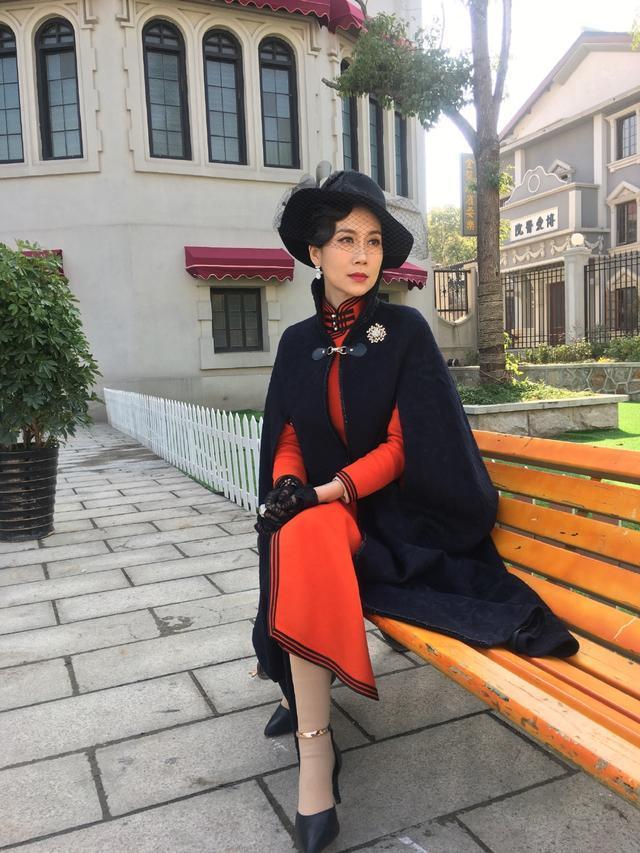 42岁温峥嵘好惊艳,旗袍搭斗篷高贵复古撞脸韩雪,照穿有女人味