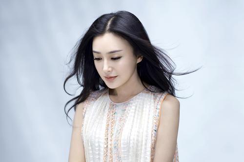 秦岚|著名演员秦岚：两次恋情均无果，用双手撑起父母的幸福晚年