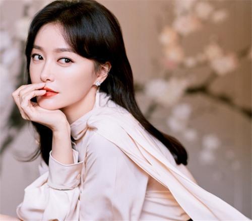 秦岚|著名演员秦岚：两次恋情均无果，用双手撑起父母的幸福晚年