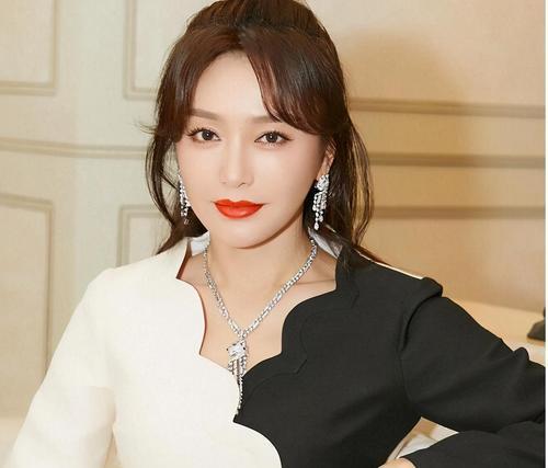 秦岚|著名演员秦岚：两次恋情均无果，用双手撑起父母的幸福晚年