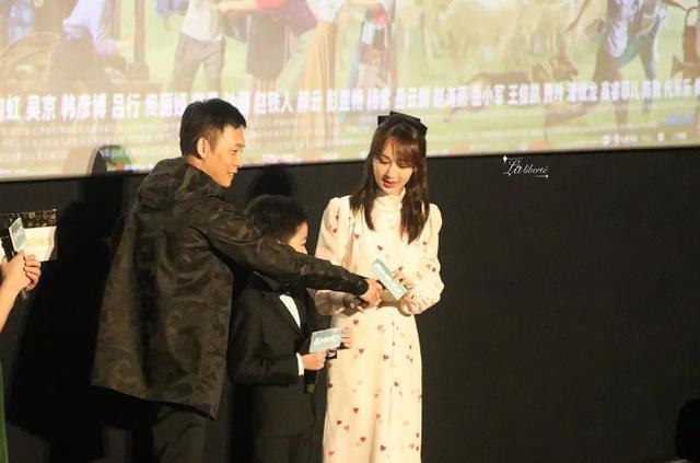 杨紫|杨紫终于选对服装！出席活动造型清纯高雅，身材丰盈被赞爆