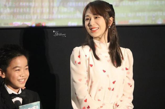 杨紫|杨紫终于选对服装！出席活动造型清纯高雅，身材丰盈被赞爆