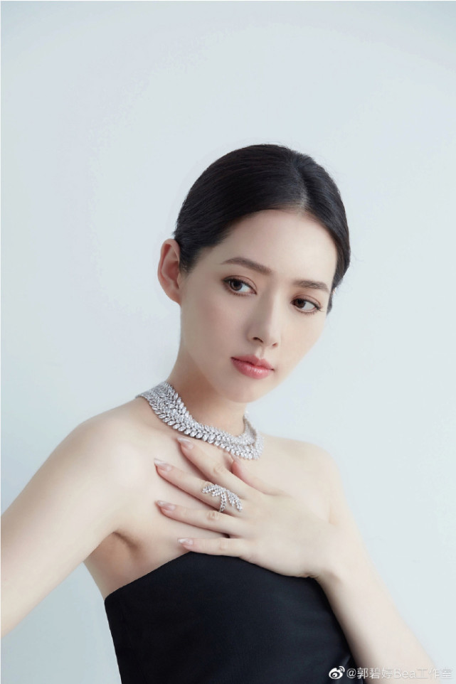 郭碧婷|向佐低调秀恩爱，带郭碧婷外出遛弯，看到狗狗后郭碧婷温柔发声
