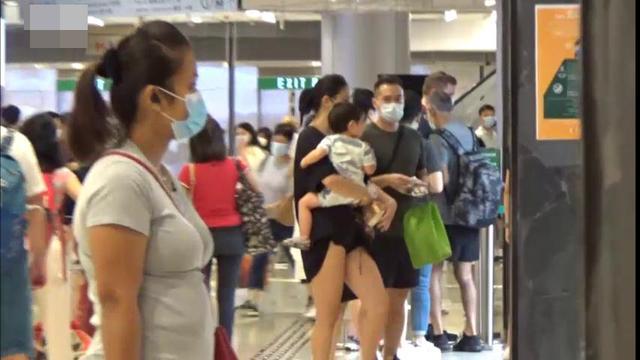 乐基儿|乐基儿一家三口逛街，儿子太黏人全程要抱抱，富商老公贴心包办