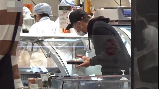 乐基儿|乐基儿一家三口逛街，儿子太黏人全程要抱抱，富商老公贴心包办