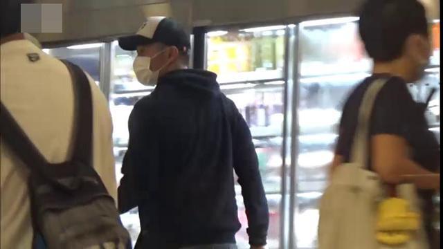 乐基儿|乐基儿一家三口逛街，儿子太黏人全程要抱抱，富商老公贴心包办