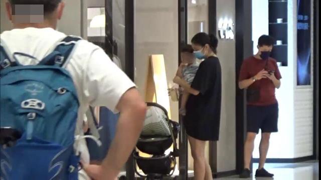 乐基儿|乐基儿一家三口逛街，儿子太黏人全程要抱抱，富商老公贴心包办