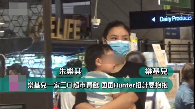 乐基儿|乐基儿一家三口逛街，儿子太黏人全程要抱抱，富商老公贴心包办