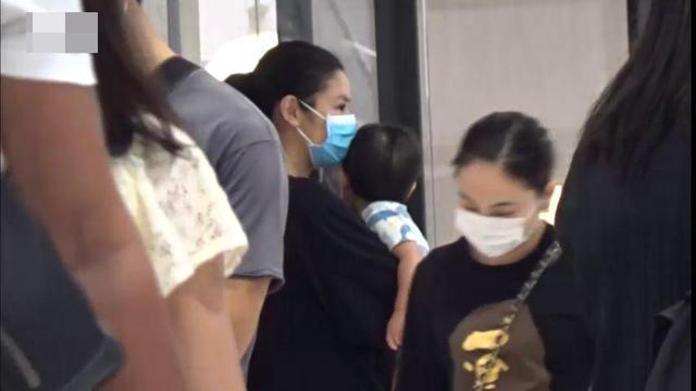 乐基儿|乐基儿一家三口逛街，儿子太黏人全程要抱抱，富商老公贴心包办