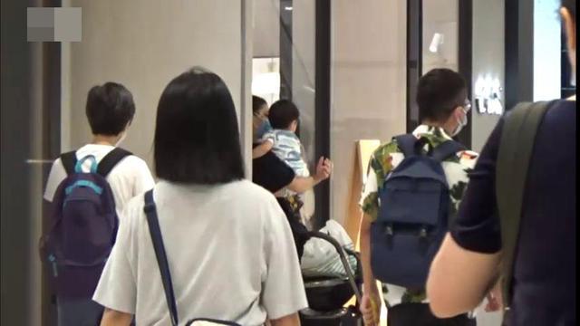 乐基儿|乐基儿一家三口逛街，儿子太黏人全程要抱抱，富商老公贴心包办