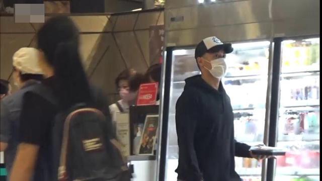 乐基儿|乐基儿一家三口逛街，儿子太黏人全程要抱抱，富商老公贴心包办