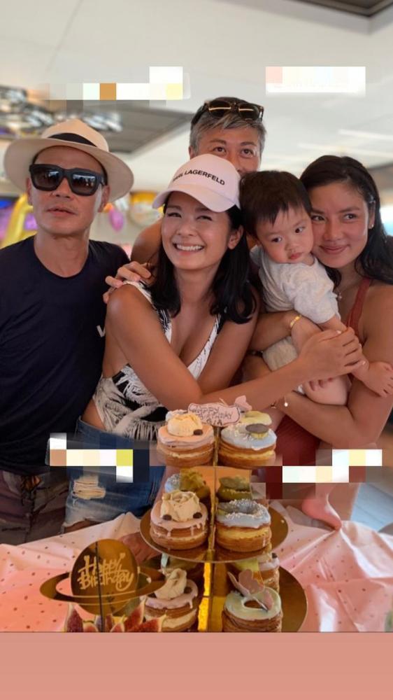 乐基儿|乐基儿一家三口逛街，儿子太黏人全程要抱抱，富商老公贴心包办